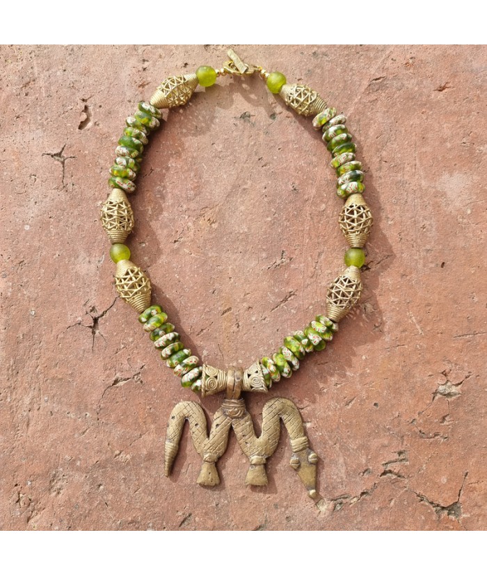 Collier Renouveau  vert en perles africaines de verre et laiton recyclés