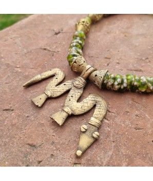 Collier Renouveau  vert en perles africaines de verre et laiton recyclés