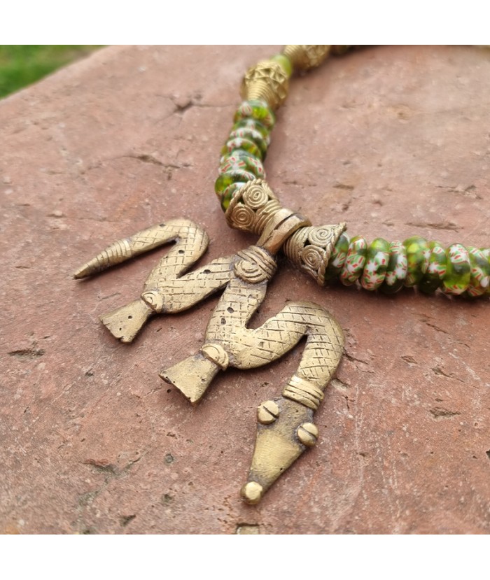 Collier Renouveau  vert en perles africaines de verre et laiton recyclés