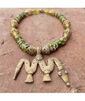 Collier Renouveau  vert en perles africaines de verre et laiton recyclés. Pièce unique de créateur faite main en France.