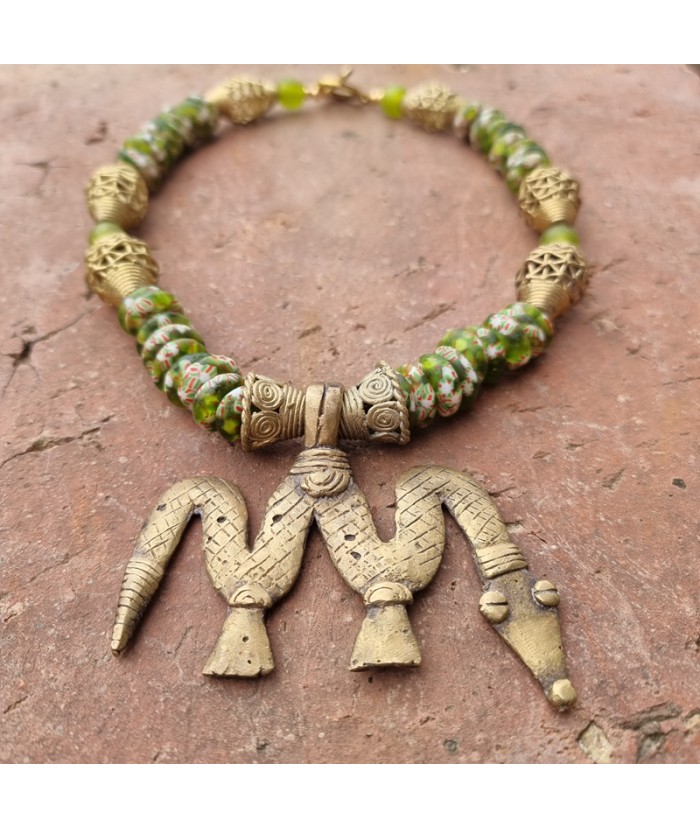 Collier Renouveau  vert en perles africaines de verre et laiton recyclés. Pièce unique de créateur faite main en France.
