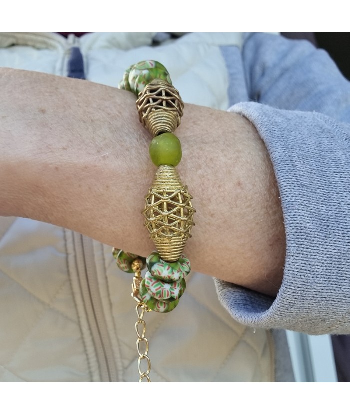 Bracelet Renouveau vert en perles africaines de verre et de laiton recyclés