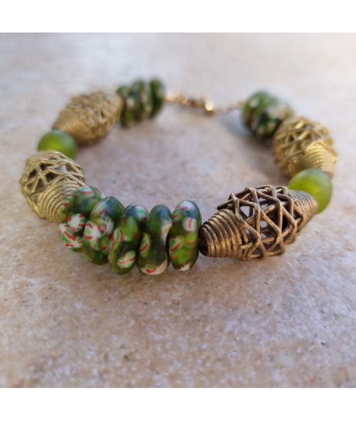 Bracelet Renouveau vert en perles africaines de verre et de laiton recyclés
