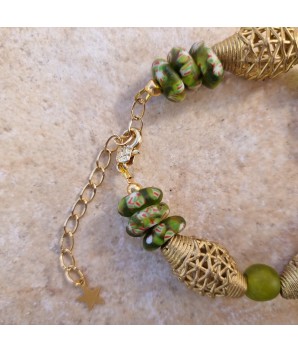 Bracelet Renouveau vert en perles africaines de verre et de laiton recyclés