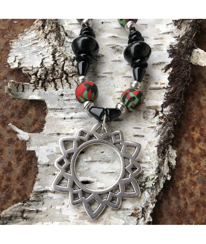 Collier long noir avec pendentif fleur bohème en perles du monde