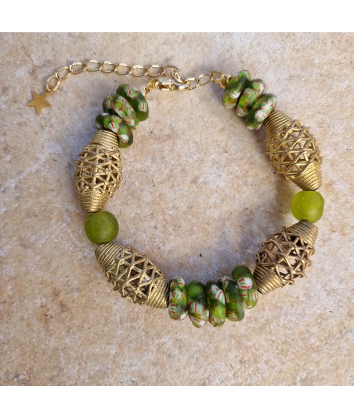 Bracelet Renouveau vert en perles africaines de verre et de laiton recyclés