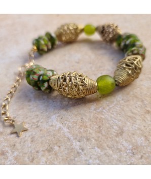 Bracelet Renouveau vert en perles africaines de verre et de laiton recyclés