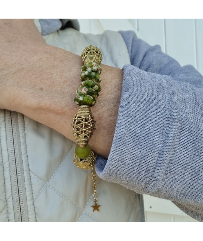 Bracelet Renouveau vert en perles africaines de verre et de laiton recyclés