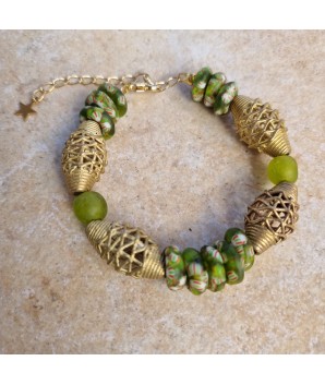 Bracelet Renouveau vert en perles africaines de verre et de laiton recyclés
