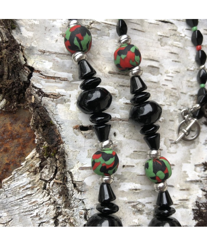 Collier long noir avec pendentif fleur bohème en perles du monde