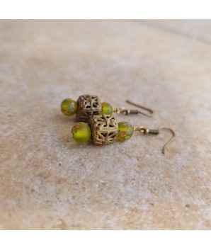 Boucles d'oreilles Renouveau vertes en perles millefiori et laiton recyclé