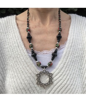 Collier bohème long noir avec pendentif fleur en perles du monde