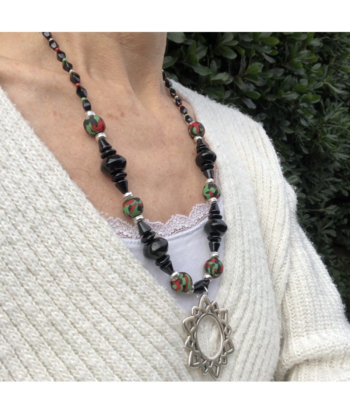 Collier long noir avec pendentif fleur bohème en perles du monde