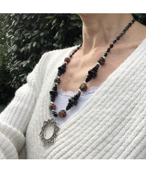 Collier long noir avec pendentif fleur bohème en perles du monde