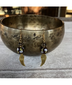Boucles d'oreilles marrons en perles artisanales africaines et quartz fumé. Pièce unique de créateur.