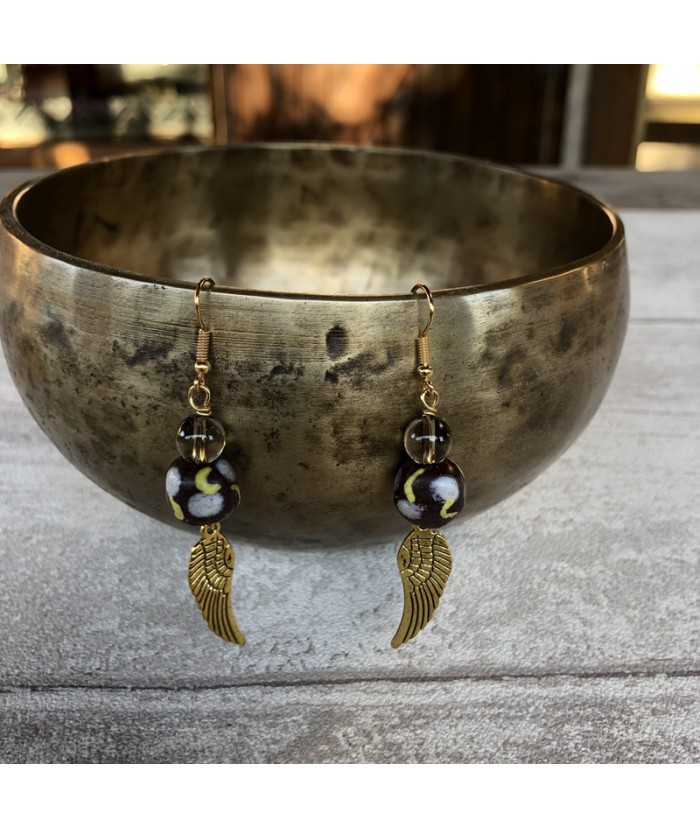 Boucles d'oreilles marrons en perles artisanales africaines et quartz fumé. Pièce unique de créateur.