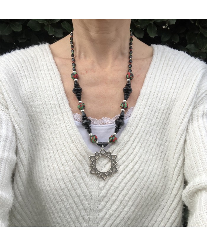 Collier long noir avec pendentif fleur bohème en perles du monde