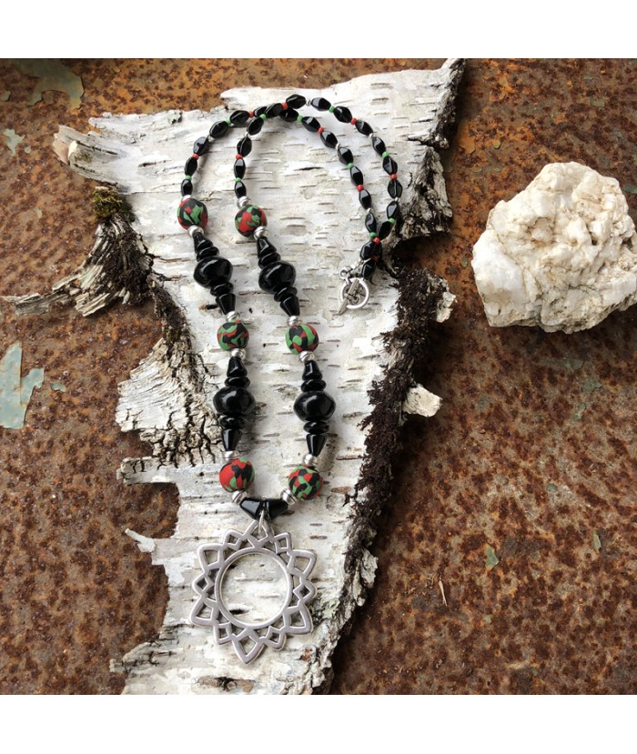 Collier long noir avec pendentif fleur bohème en perles du monde