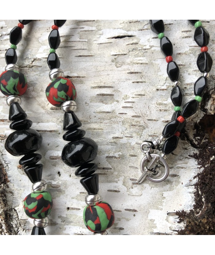 Collier long noir avec pendentif fleur bohème en perles du monde