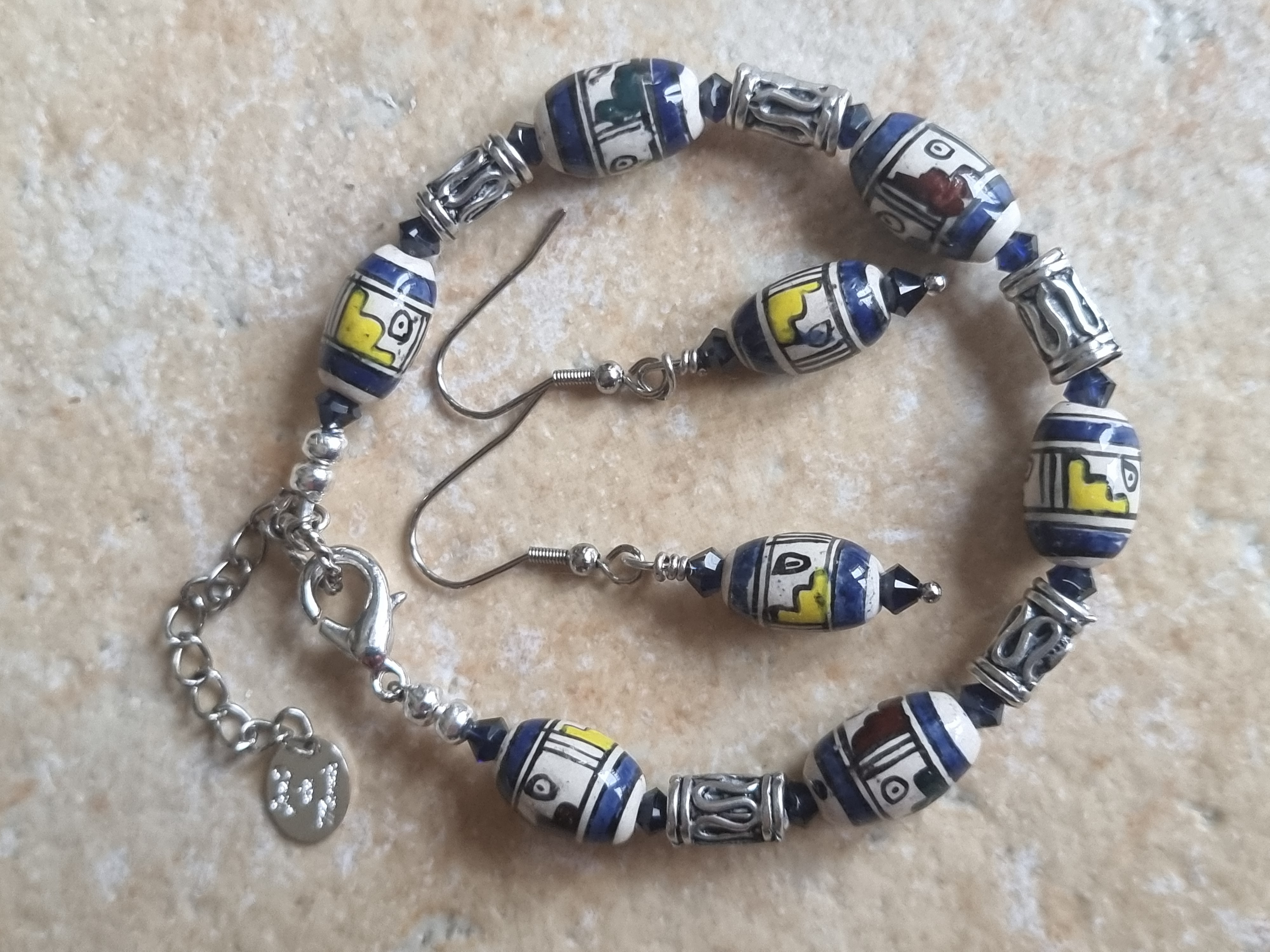 parure bracelet et boucles d'oreilles en céramique peinte du Pérou