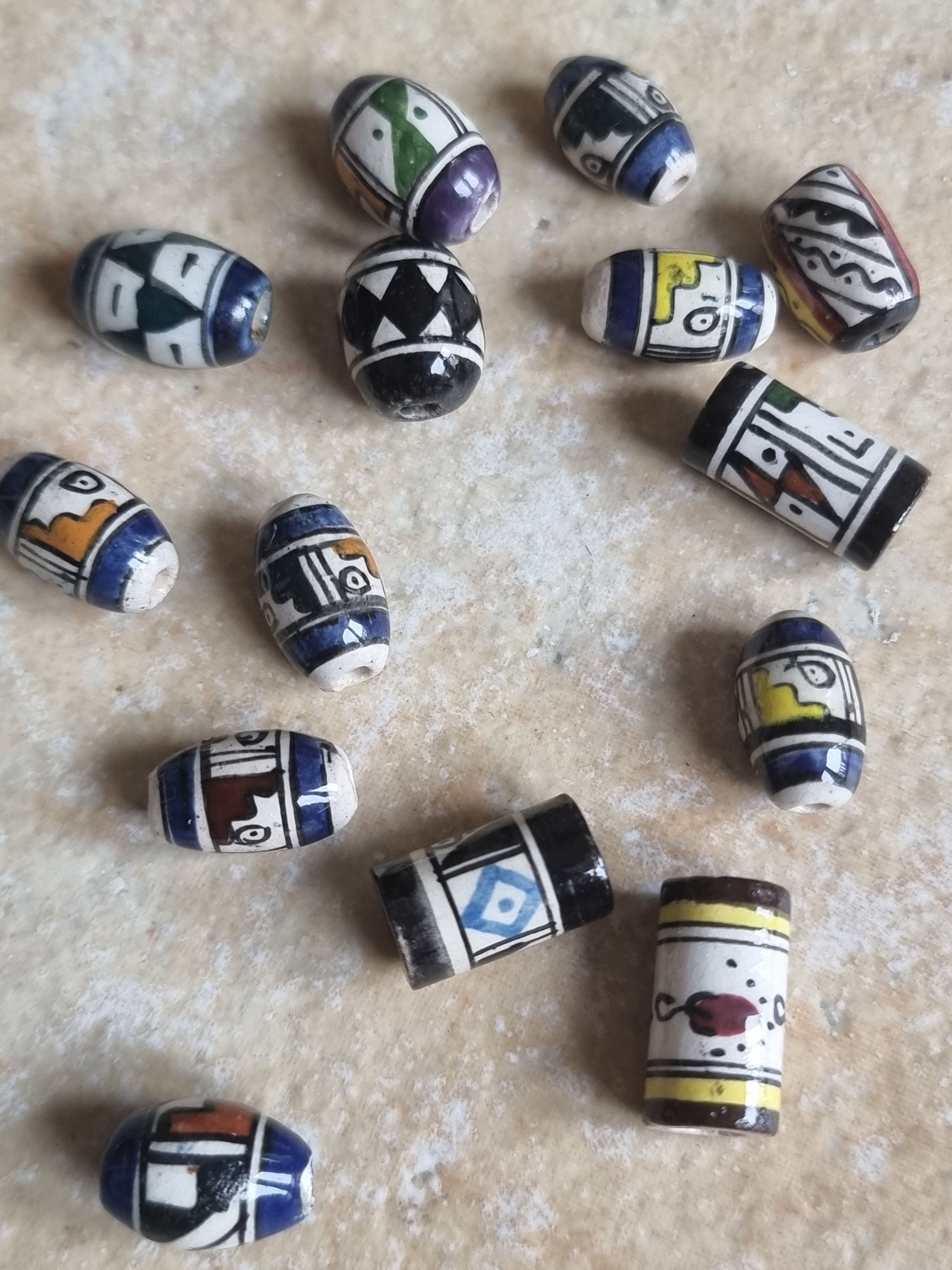 Perles artisanales en céramique du Pérou