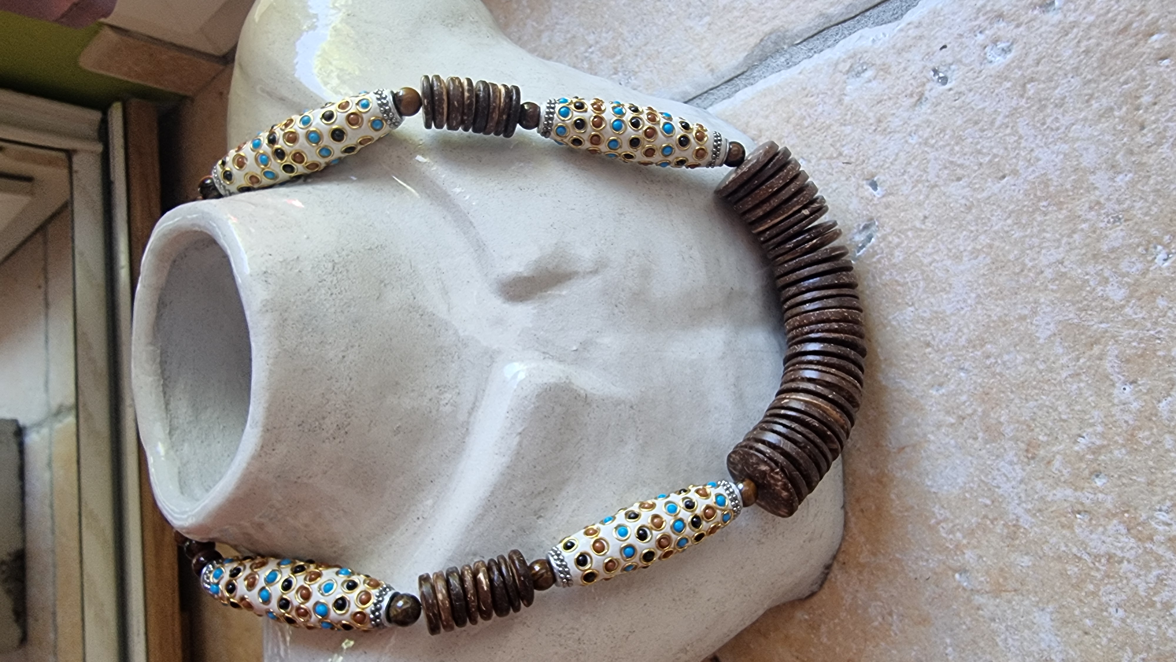 Collier en noix de coco et perles indiennes en résine et métal