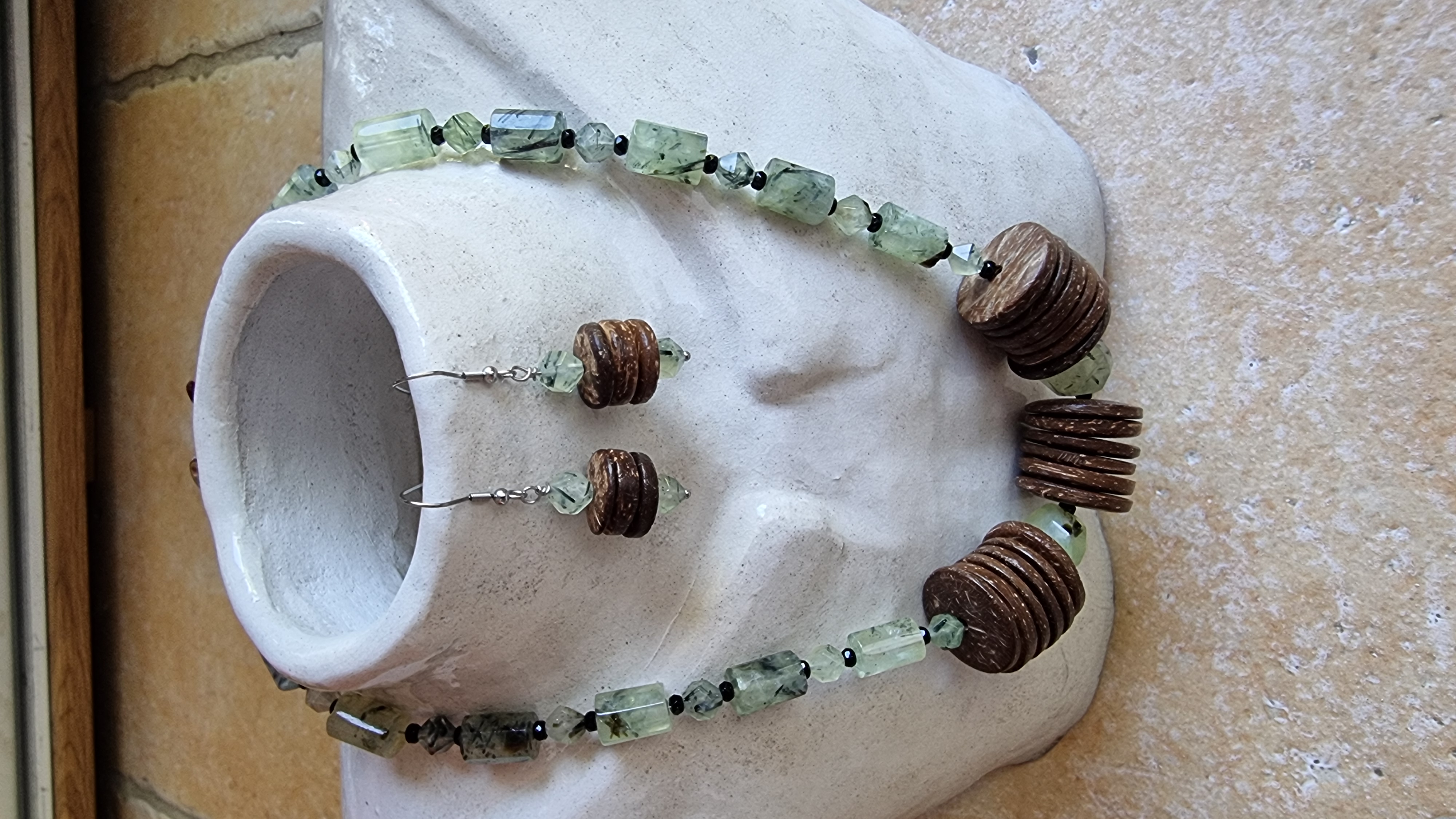 Parure collier et boucles d'oreilles en noix de coco et phrénite