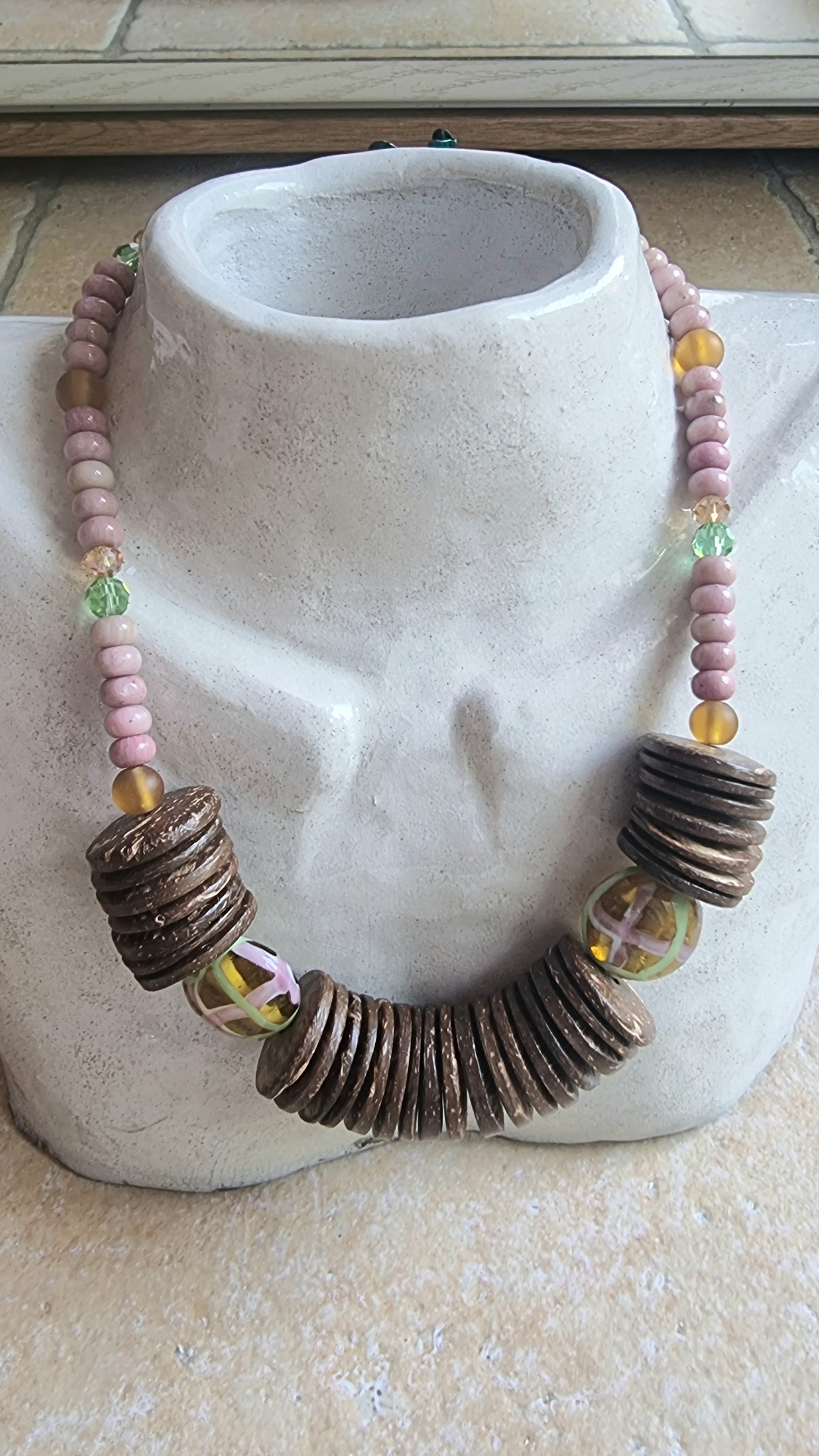 Collier en noix de coco, verre et cristal dans les tons de orange, rose et vert