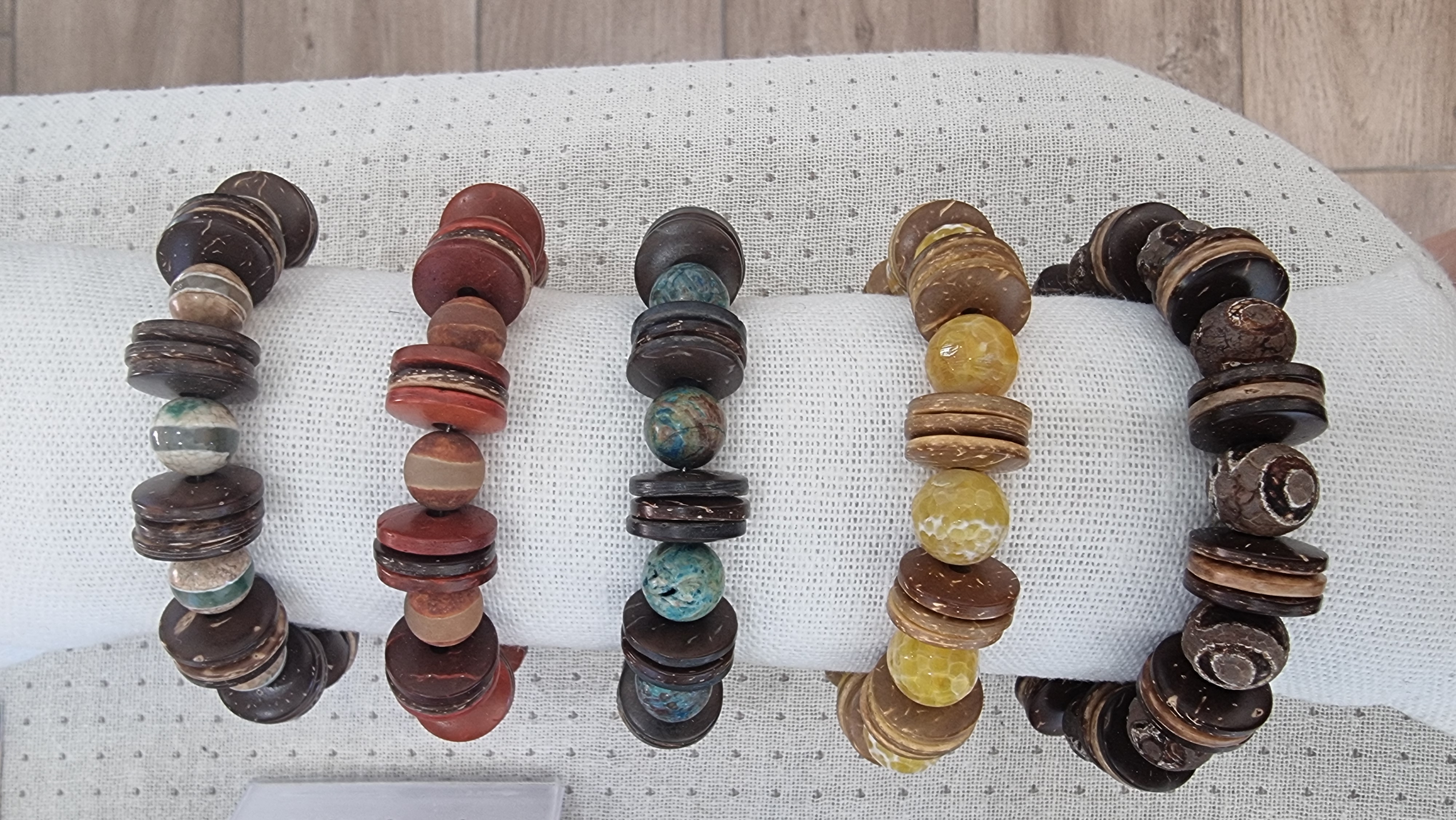 Bracelets en noix de coco et pierres