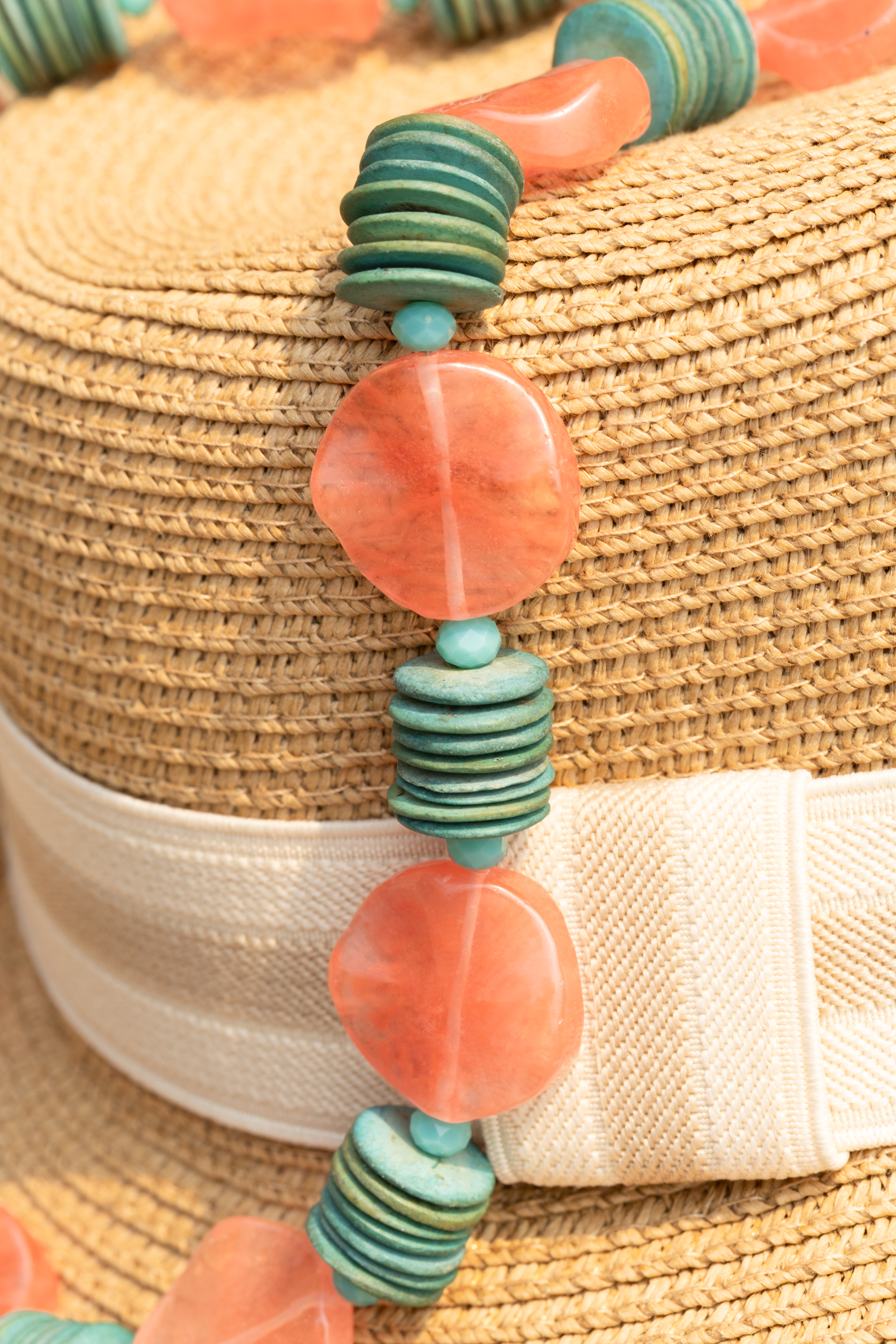 Collier en noix de coco turquoise et pierres rouges