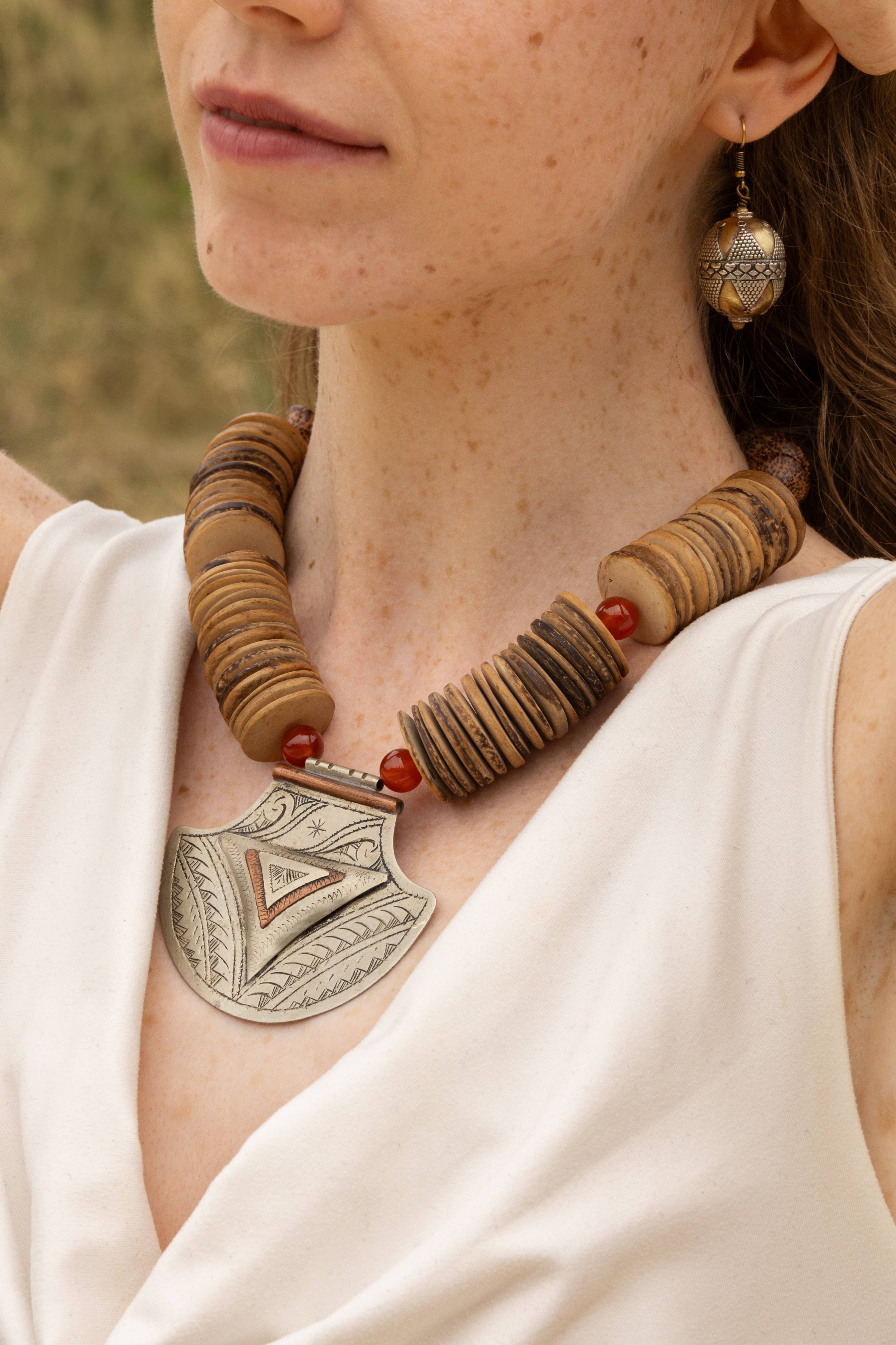 Collier porté en noix de coco , cornaline et pendentif marocain